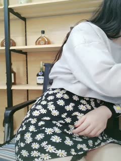 老公经常出差的女领导去她家偷情,肤白.貌美.水多.活好.自己主动坐上来说：比老公的粗,比他操的舒服,受不了了!